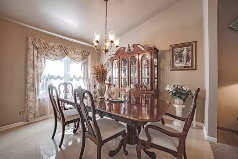 257 Brittany Trl, Elgin, IL 60120 photo 6