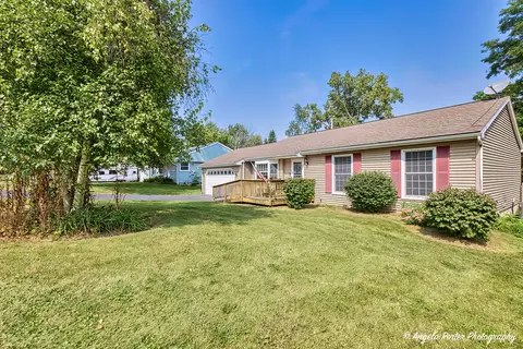 1614 W Oakleaf Dr, Mchenry, IL 60051 photo 2