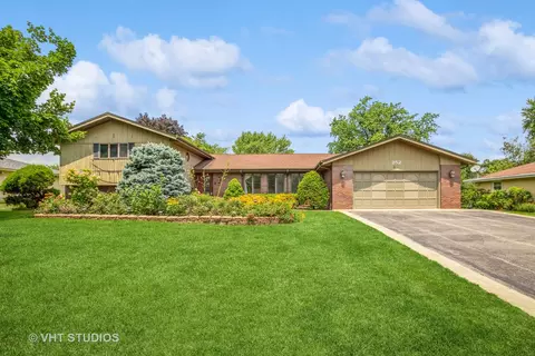 22 W W252 W Broker Rd, Medinah, IL 60157