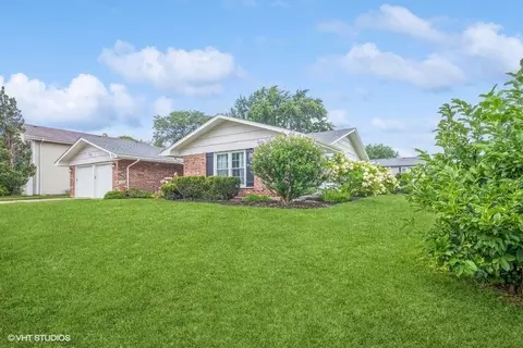 834 Eden Dr, Schaumburg, IL 60195