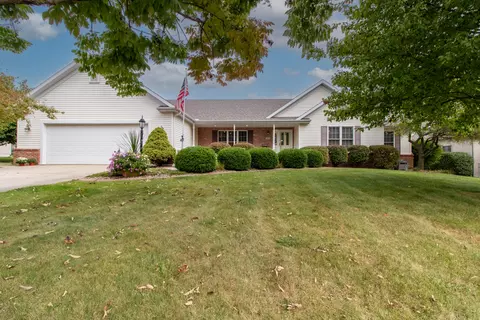 304 Prairieview Dr, Hudson, IL 61748