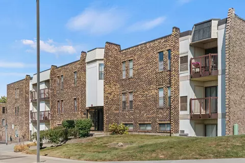 2222 Country Club Dr #15, Woodridge, IL 60517
