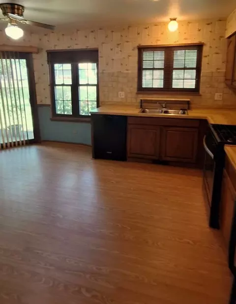 Kitchen - 748 Brandon Pl, Wheeling, IL 60090 photo 2 of 2