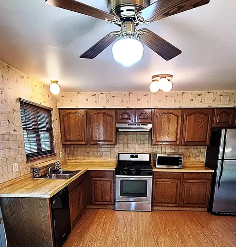 Kitchen - 748 Brandon Pl, Wheeling, IL 60090 photo 1 of 2