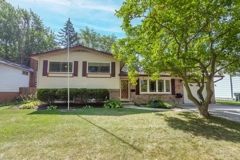 407 W Berkley Dr, Arlington Heights, IL 60004