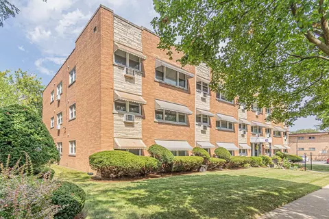 4820 Conrad St #304, Skokie, IL 60077