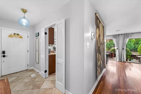 Entry Way - 665 Frederick Ln, Hoffman Estates, IL 60169 photo 1 of 3