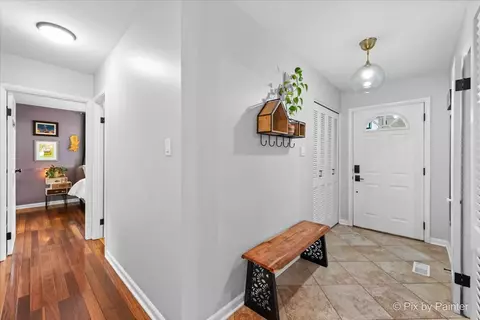 Entry Way - 665 Frederick Ln, Hoffman Estates, IL 60169 photo 3 of 3