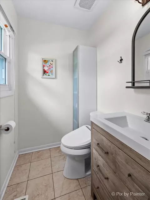 Bath - 665 Frederick Ln, Hoffman Estates, IL 60169 photo 1 of 2