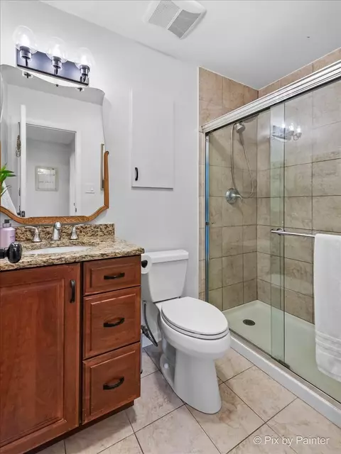 Bath - 665 Frederick Ln, Hoffman Estates, IL 60169 photo 2 of 2