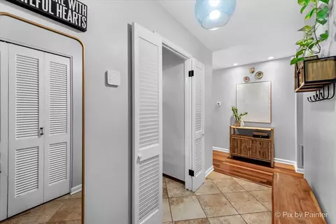Entry Way - 665 Frederick Ln, Hoffman Estates, IL 60169 photo 2 of 3
