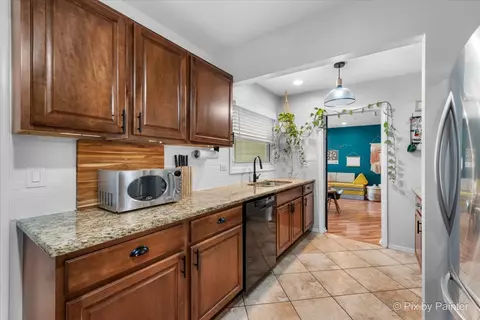 Kitchen - 665 Frederick Ln, Hoffman Estates, IL 60169 photo 1 of 2