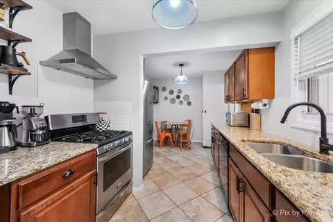 Kitchen - 665 Frederick Ln, Hoffman Estates, IL 60169 photo 2 of 2