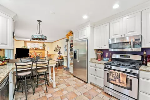 Kitchen - 1180 Squire Dr, Aurora, IL 60505 photo 3 of 3