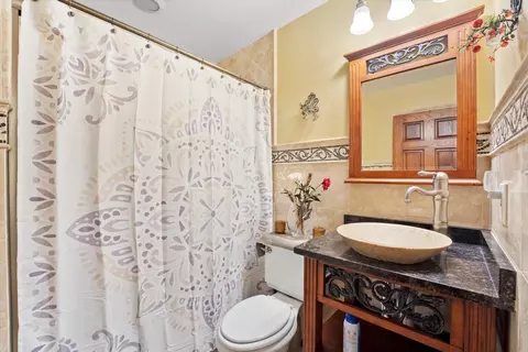 Bath - 1180 Squire Dr, Aurora, IL 60505 photo 2 of 2