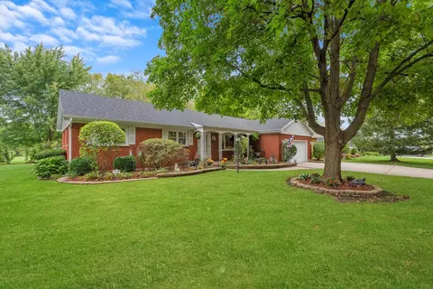 Exterior - 1180 Squire Dr, Aurora, IL 60505 photo 6 of 7