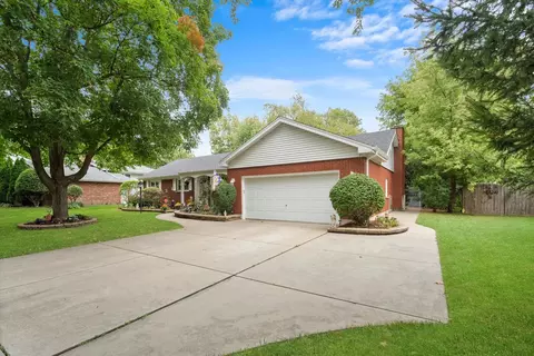 Exterior - 1180 Squire Dr, Aurora, IL 60505 photo 2 of 7