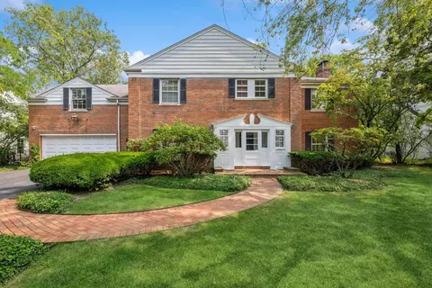 1077 Elm Ridge Dr, Glencoe, IL 60022