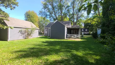 617 E Morgan St, Dixon, IL 61021 photo 2