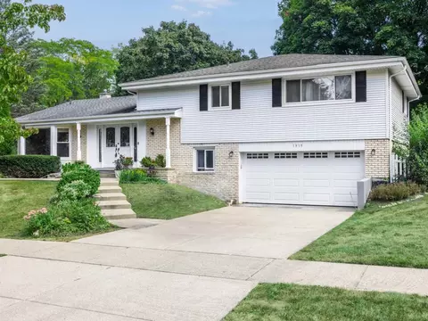 1939 Clover Rd, Northbrook, IL 60062