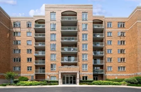 6815 N Milwaukee Ave #605, Niles, IL 60714