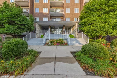 900 Center St #1G, Des Plaines, IL 60016
