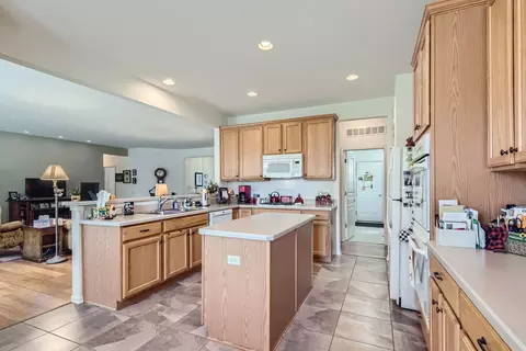 Kitchen - 653 Tuscan View Dr, Elgin, IL 60124 photo 2 of 3