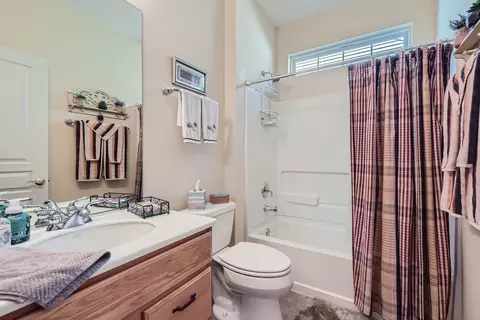 Bath - 653 Tuscan View Dr, Elgin, IL 60124 photo 3 of 3