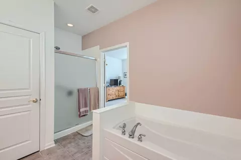 Bath - 653 Tuscan View Dr, Elgin, IL 60124 photo 2 of 3