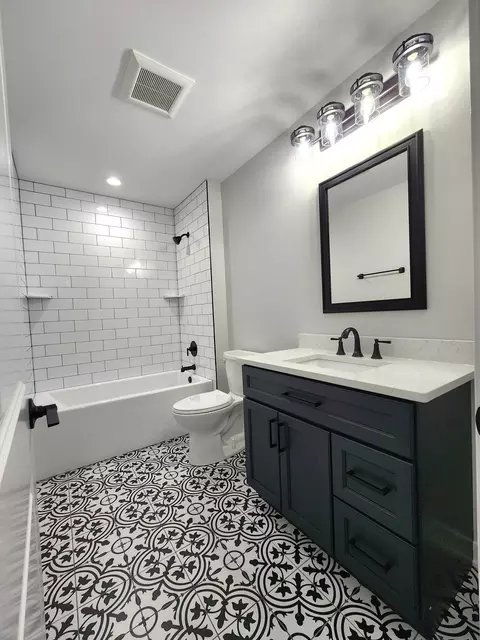 Bath - 3806 Marigold Dr, Elgin, IL 60124 photo 5 of 7