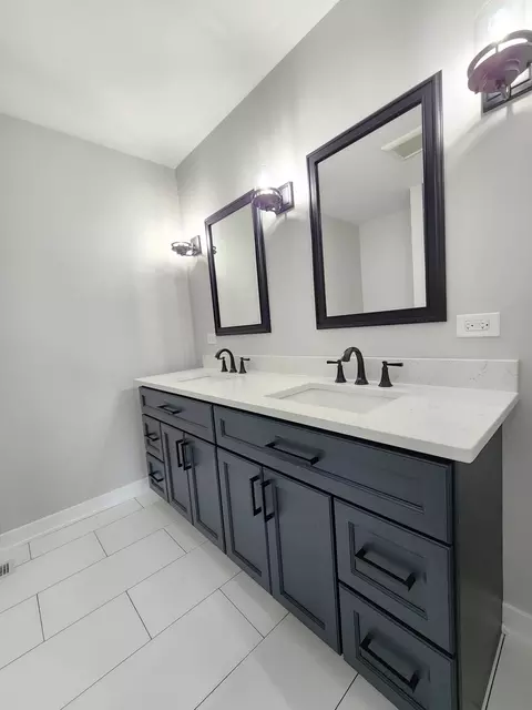 Bath - 3806 Marigold Dr, Elgin, IL 60124 photo 2 of 7