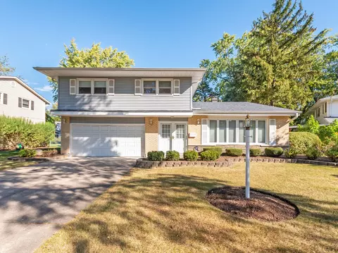 1122 E Dogwood Ln, Mount Prospect, IL 60056