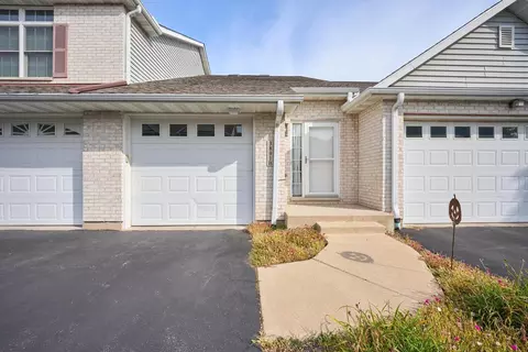 3891 S Pointe Dr #B, Dekalb, IL 60115
