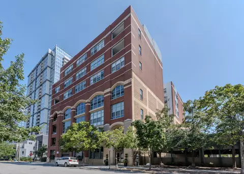 2001 S Calumet Ave #305, Chicago, IL 60616