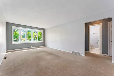 Living - 8646 Centaur Dr, Belvidere, IL 61008 photo 2 of 4