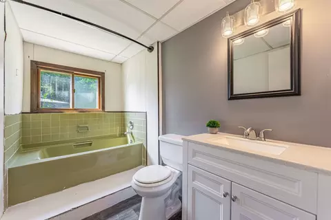 Bath - 8646 Centaur Dr, Belvidere, IL 61008 photo 3 of 3