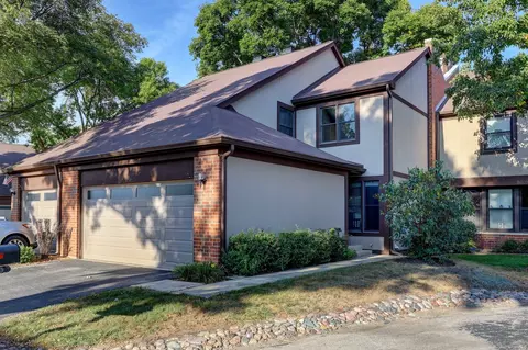 307 Oakwood Ln, Wheeling, IL 60090