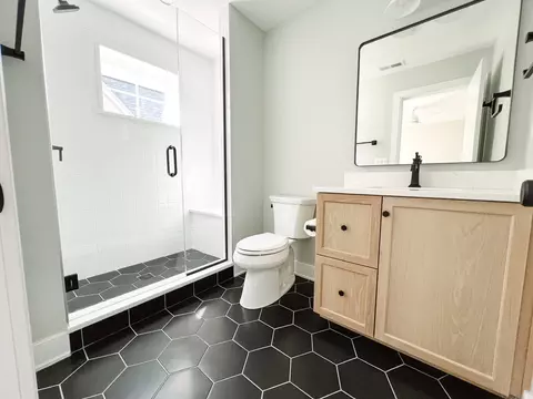 Bath - 481 Mitchell Ave, Elmhurst, IL 60126 photo 4 of 5