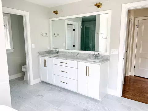Bath - 481 Mitchell Ave, Elmhurst, IL 60126 photo 2 of 5