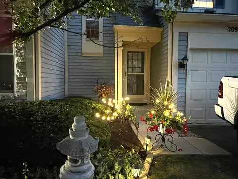 209 Shadybrook Ln, Aurora, IL 60504 photo 2