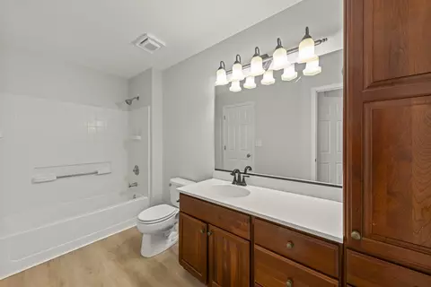 Bath - 1749 Melbourne Ln, Aurora, IL 60503 photo 2 of 3