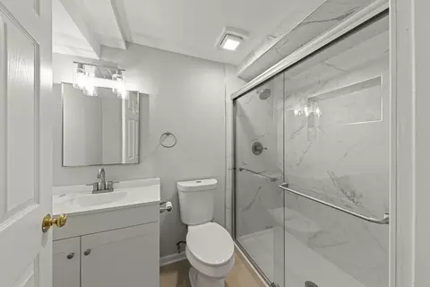 Bath - 1749 Melbourne Ln, Aurora, IL 60503 photo 3 of 3
