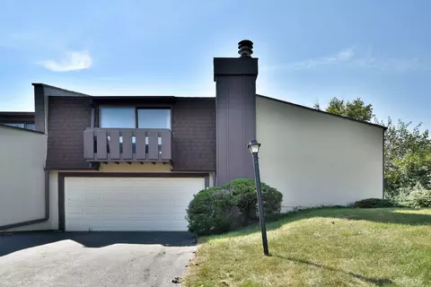 21 Elmwood Sq, Indian Head Park, IL 60525