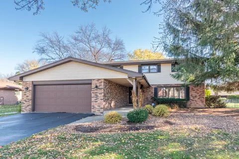 10 S261 Hampshire Ln W, Willowbrook, IL 60527