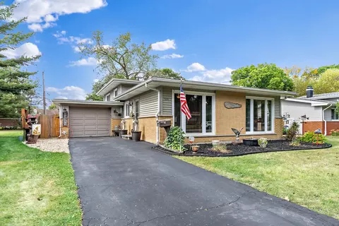 534 S 7th St, Dundee, IL 60118