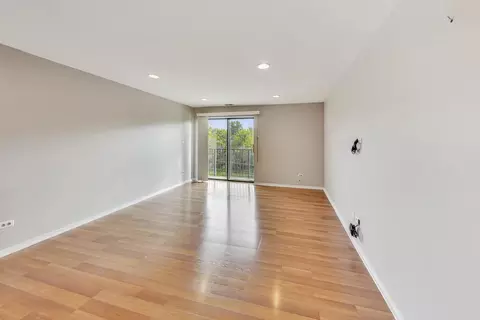 Living - 960 S River Rd #309, Des Plaines, IL 60016 photo 2 of 6
