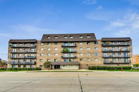 960 S River Rd #309, Des Plaines, IL 60016