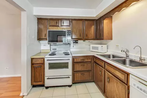 Kitchen - 960 S River Rd #309, Des Plaines, IL 60016 photo 3 of 3