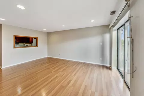 Living - 960 S River Rd #309, Des Plaines, IL 60016 photo 3 of 6