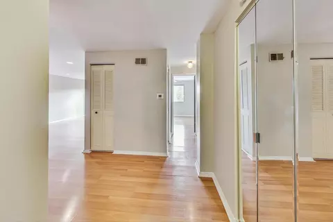 Entry Way - 960 S River Rd #309, Des Plaines, IL 60016 photo 2 of 2